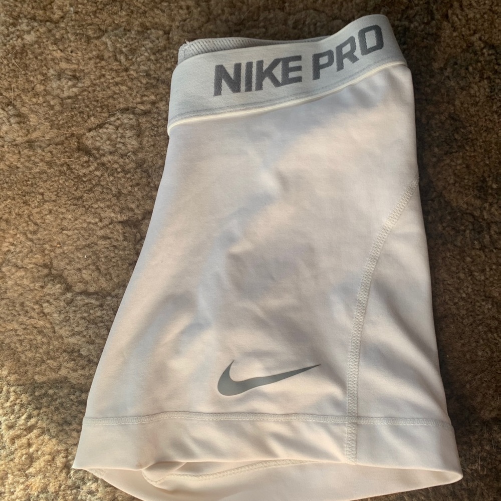 WHITE NIKE PROS